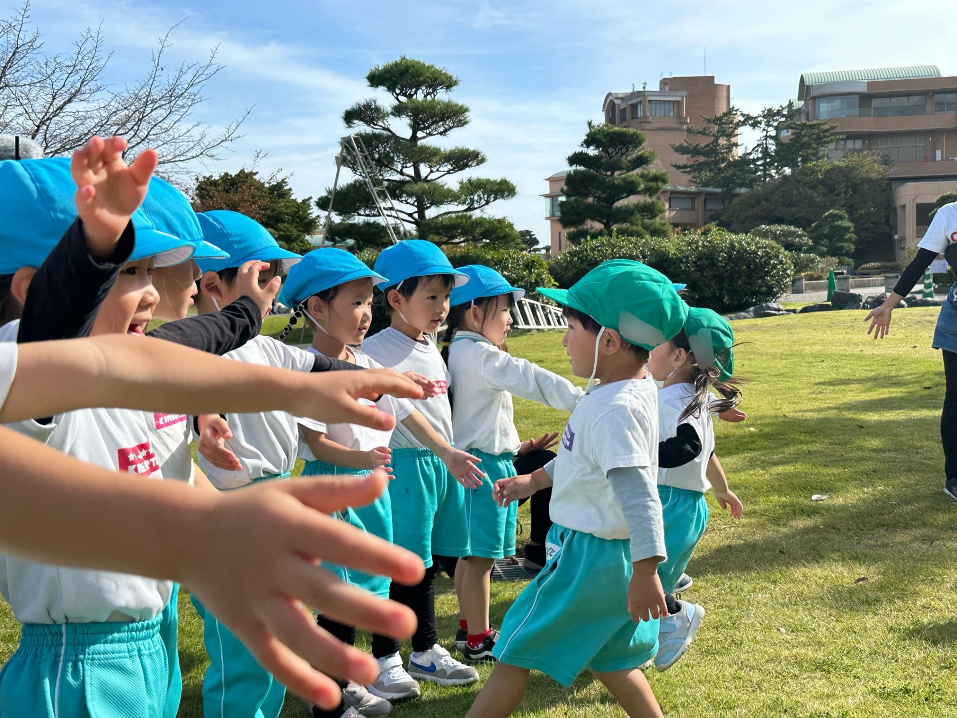 緑組と年少組の園外保育（鵜の岬）